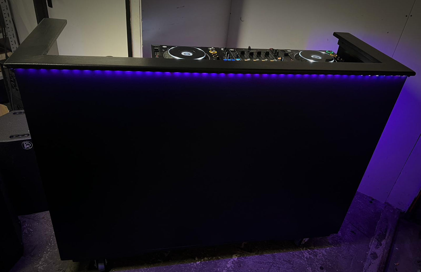 Zwart houten DJ Booth met Paarse ledverlichting